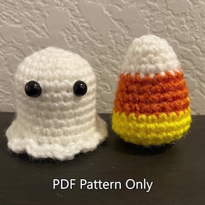 Puede incluir: Patrones de crochet para un fantasma y un caramelo de maíz. El fantasma es blanco con ojos negros y un gorro de crochet blanco. El caramelo de maíz es naranja, amarillo y blanco. El texto "PDF Pattern Only" está en la parte inferior de la imagen.