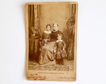 Fotografía antigua firmada en un gabinete: la abuela Miller, Nora Detta y la tía Nettie.