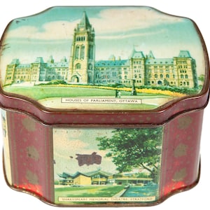 Puede incluir: Lata de metal vintage con base roja y tapa con una ilustración de los edificios del Parlamento canadiense en Ottawa. Los lados de la lata muestran imágenes adicionales, incluido el Shakespeare Memorial Theatre de Stratford.