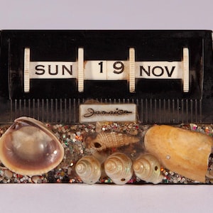 Vintage Perpetual Desk Calendar - Working &quot;Jamaica&quot; Black Plastic Souvenir Calendar with Seashells