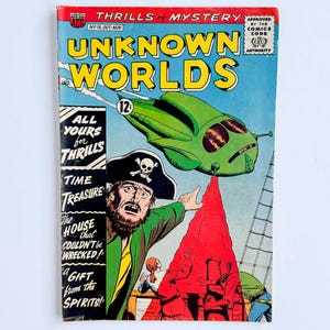 Könnte beinhalten: Ein Vintage-Comic Unknown Worlds, Ausgabe 19, mit einer grünen fliegenden Untertasse, die einen roten Strahl auf einen Piraten an Deck eines Schiffes richtet. Das Cover enthält den Text Thrills of Mystery, 12 cents und Buchtitel in Schwarz.