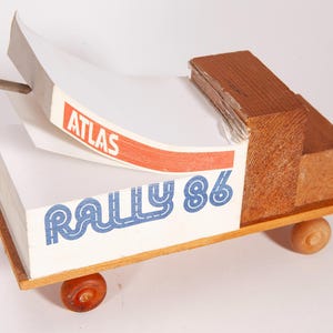 Stara ręcznie wykonana ciężarówka z drewna z notatnikiem Atlas Rally 86 - niezwykły dodatek na biurko