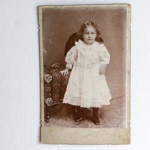 GRATIS VERZENDING: werkelijke antieke vintage kastfoto - foto van jong meisje/peuter