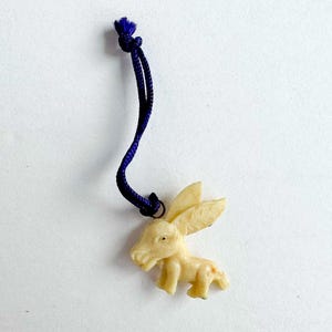 Vintage winzige Zelluloid Esel-Figur mit lila Stoff-Kleiderbügel - Cracker Jack-Preis