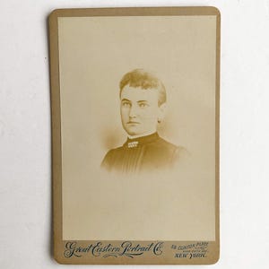 Antikes Vintage Kabinett Foto einer New Yorkerin mit Brosche - Vintage Foto einer jungen Frau