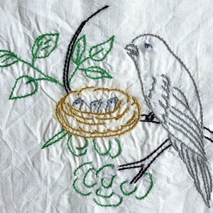 送料無料：ヴィンテージ刺繍キルトスクエア - コットンキルトピースに赤ちゃんに餌をやる鳥の手縫い