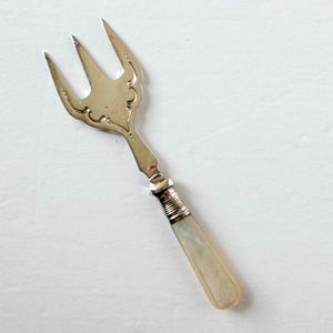 Vintage Käsegabel - Silberplatte mit Perlengriff - Made in England