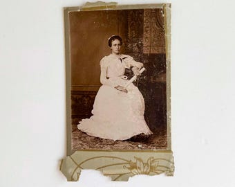 Fotografía antigua de gabinete - Fotografía de una joven con un ramillete en una ocasión muy especial.