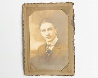 Fotografía antigua: Joven con corbata, retrato montado.