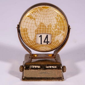 Vintage Ewiger Kalender zum Aufklappen, Schreibtisch Accessoire mit Weltkarte