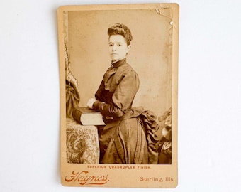 Fotografía antigua de gabinete - Fotografía de una joven de pie de Sterling, Illinois