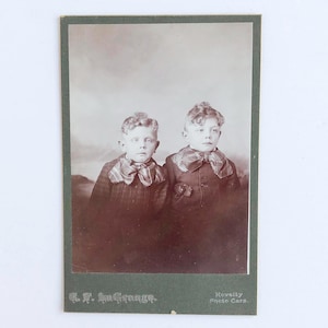 Antikes signiertes Vintage Kabinettfoto der jungen Brüder James (geboren 1892) und Harry (geboren 1894) Witter