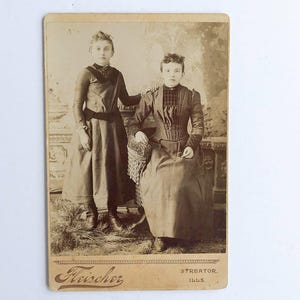 KOSTENFREIER VERSAND: Antikes Foto-Schränkchen der Geschwister Streator, IL - Signiert „Addie & Teresa Griley“.
