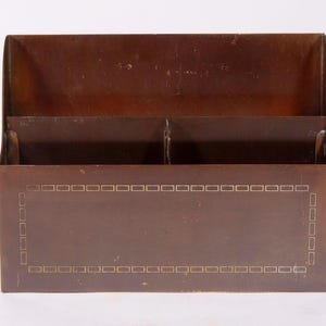 Excepcional portacartas vintage de latón macizo con tres compartimentos: accesorio de escritorio con detalles geométricos de Bradley and Hubbard