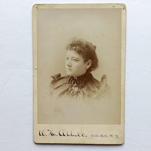 Antikes Vintages Kabinett-Foto - Fotografie einer jungen New Yorker Frau mit schöner Brosche