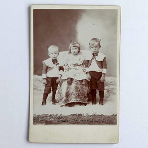 Kostenloser Versand: Echtes Antikes Vintages Fotoschränkchen Foto von Drei kleinen Kindern - Signiert - Henry Nichelsons Kinder (mit Zahlen !!)