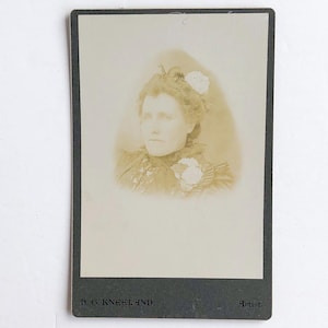 Antikes Kabinett Foto: Frau mit Blumen - Kneeland Studio
