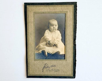 Originales antikes Kabinettfoto – Baby im Taufkleid – Little Valley, New York