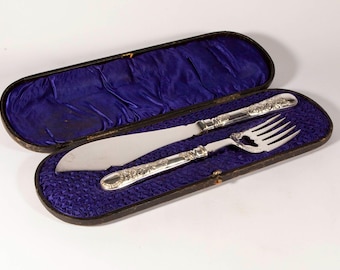 Juego de trinchar vintage plateado: tenedor y cuchillo repujados en caja de cuero