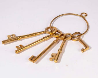 Llavero decorativo de latón vintage: llaves en forma de corazón con diseño graduado.