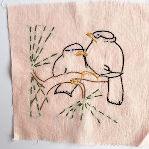 送料無料：ヴィンテージラブバードキルトブロック - 枝に止まった鳥のペアを刺繍した手縫いキルトスクエア