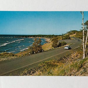 LIVRAISON GRATUITE : véritable carte postale vintage Midcentury Scenic Highway - carte postale souvenir du Haut-Michigan des années 1960