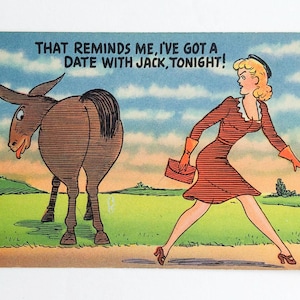 Op de afbeelding: Vintage ansichtkaart met een cartoon illustratie. Een vrouw in een rode jurk en handschoenen loopt weg van een ezel. De ezel steekt zijn tong uit. Tekst bovenaan luidt: "THAT REMINDS ME, I'VE GOT A DATE WITH JACK, TONIGHT!"