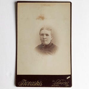 Antikes Kabinettfoto: Frau mit Ohrringen, Hazleton PA - Trevaskis Studio
