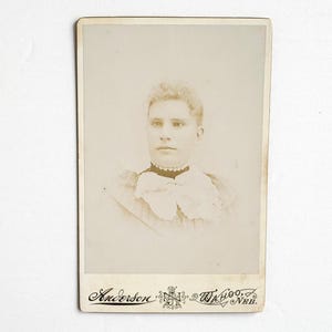 Kostenloser Versand: Echtes antikes Vintages Kabinett-Foto der jungen Frau aus Wahoo, Nebraska