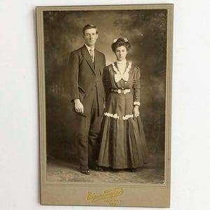 ENVÍO GRATIS: Fotografía de gabinete vintage antigua real: hombre y mujer de pie, imagen de pareja de Loup City, Nebraska