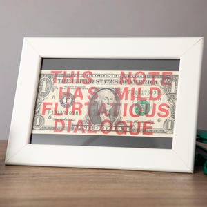 Arte monetario enmarcado - Ilustración de dólar en marco blanco: Este billete tiene un diálogo sutilmente coqueto