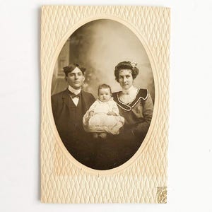 Antikes Foto-Schränkchen für die Familie: Mann, Frau & Baby