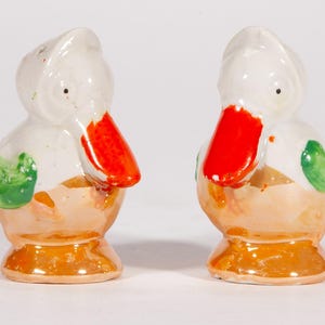 Par vintage de saleros y pimenteros de cerámica lustreware con forma de pato - Decoración kitsch de mediados de siglo