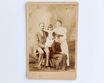 Antieke familiefoto: stel met twee kinderen