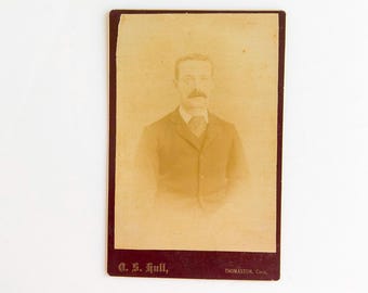 Foto antieke kast: Connecticut Man with Moustache