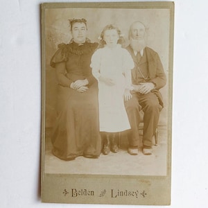 GRATIS VERZENDING: werkelijke antieke vintage kastfoto - antieke foto van familie van meisje en ouders