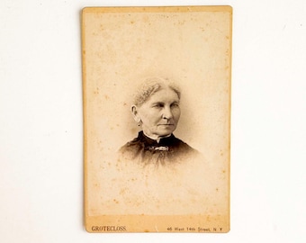 Antieke vintage kabinetfoto van een rijpe New Yorkse vrouw met krullen.