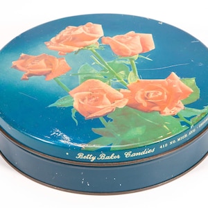 Vintage rond metalen blikje - rozenstruik op blauw - Betty Baker Candies, Chicago, Illinois