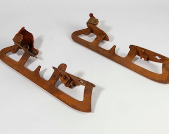 Coppia di pattini da ghiaccio rustici vintage