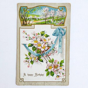 GRATIS VERZENDING: echte antieke vintage mooie ansichtkaart met verjaardagsgroet in reliëf - 'A Happy Birthday' met bloemen en blauwe strik