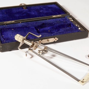 Appareil de mesure vintage dans un étui doublé de velours d&#39;origine