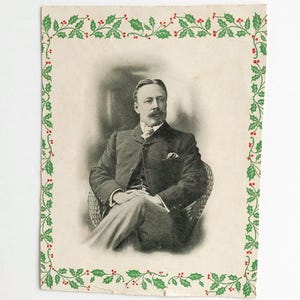 FRETE GRÁTIS: Foto real de cartão de Natal antigo vintage - Fotografia de homem de bigode com borda de azevinho