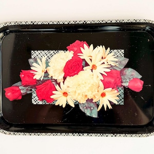 Vassoio Tole vintage - Fiori rossi e bianchi su sfondo nero Vassoio da portata rettangolare in metallo