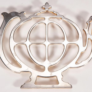 Vintage silverpläterad tekannaunderlägg - tekannaformad köksbänk i metall, modern inredning i mitten av århundradet