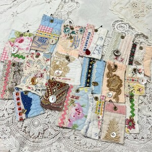 Handgemaakte mini QUILT SCRAP Journal Tag, Pocket Prayer-quilts - (antieke gouden bolspelden) met vintage en nieuw textiel