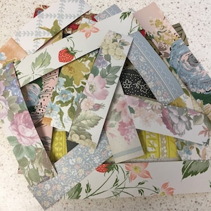 Gorgeous FLORALS Handmade - Vintage WALLPAPER WASHI Strips x 20 (pk 1#) - no se necesita pegamento - para libros alterados, revistas, técnicas mixtas, etc.
