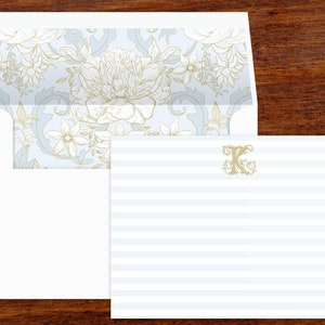 de correspondance de lettres personnalisées monogramme à rayures subtiles avec polices de caractères dorées antiques | Enveloppes bleues et dorées doublées de toile française | Lot de 10