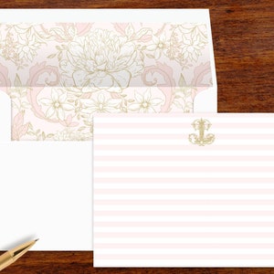 Stripe One Letter Monogram Ensemble de cartes de correspondance personnalisées avec police antique dorée | Enveloppes doublées de toile rose et or | Ensemble de 10