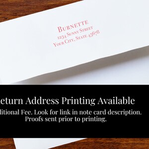 Pode incluir: Envelope branco com endere&ccedil;o de remetente impresso em vermelho: BURNETTE, 1234 SUNNY STREET, Your City, State 45678. O texto "Return Address Printing Available" &eacute; exibido em uma barra preta.