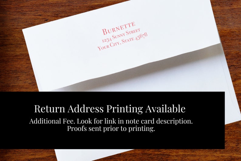 Pode incluir: Envelope branco com endere&ccedil;o de remetente impresso em vermelho: BURNETTE, 1234 SUNNY STREET, Your City, State 45678. O texto "Return Address Printing Available" &eacute; exibido em uma barra preta.